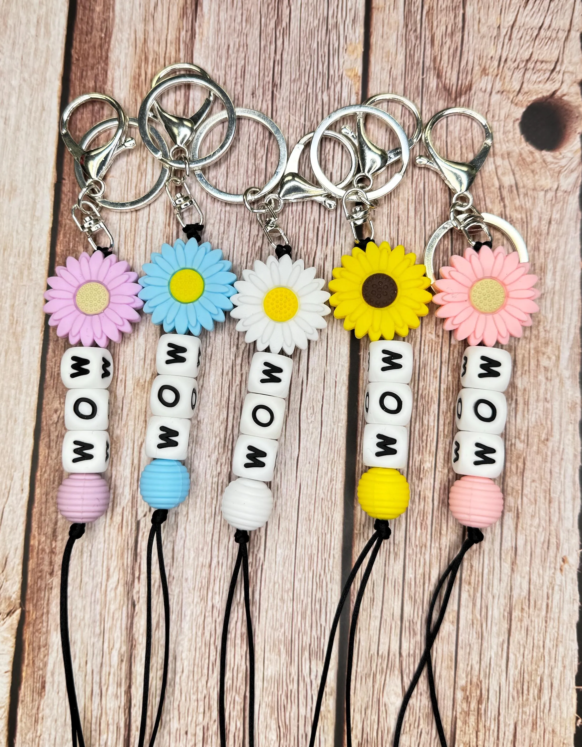Customizable Flower Keychain or Backpack Clip – A Beautiful Gift for Mom!
