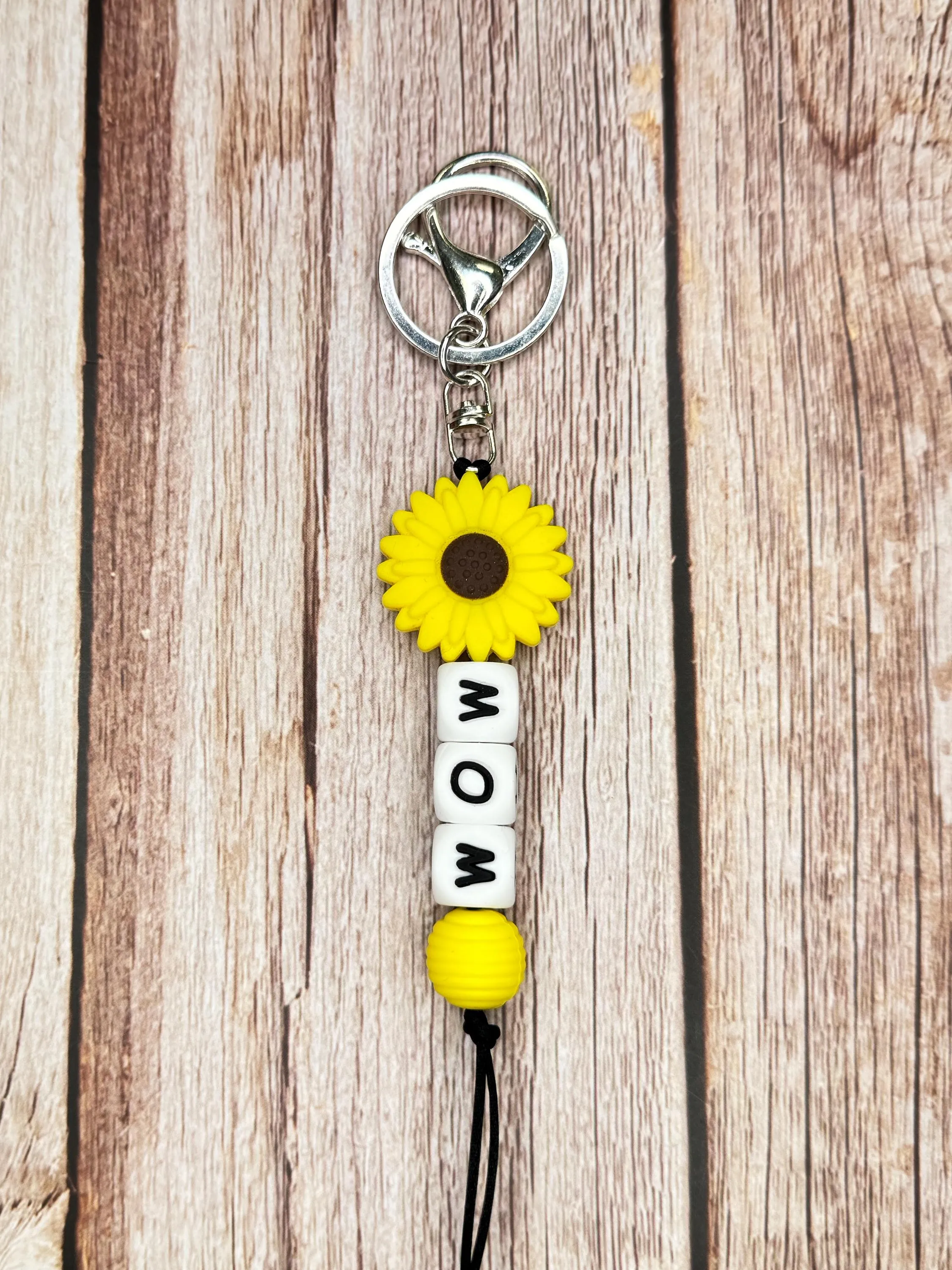 Customizable Flower Keychain or Backpack Clip – A Beautiful Gift for Mom!